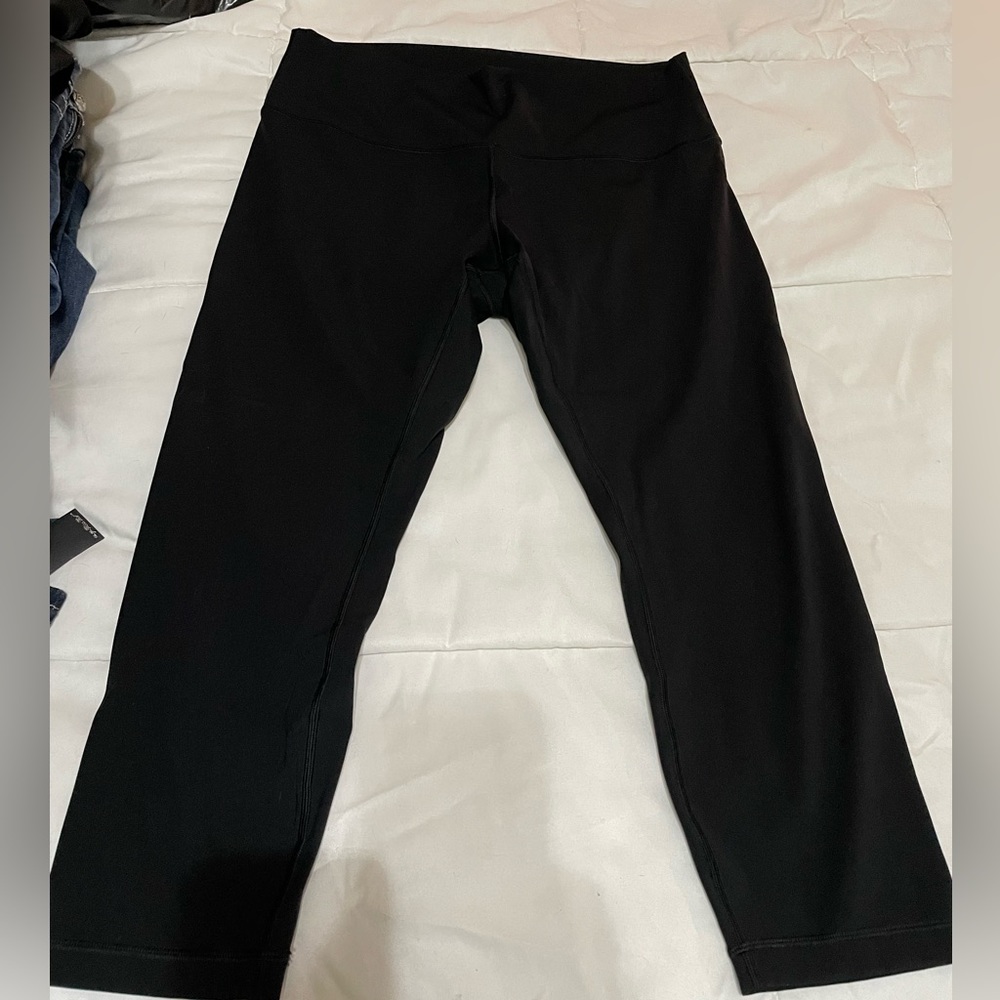 EUC Lululemon wonder under black cropped leggings